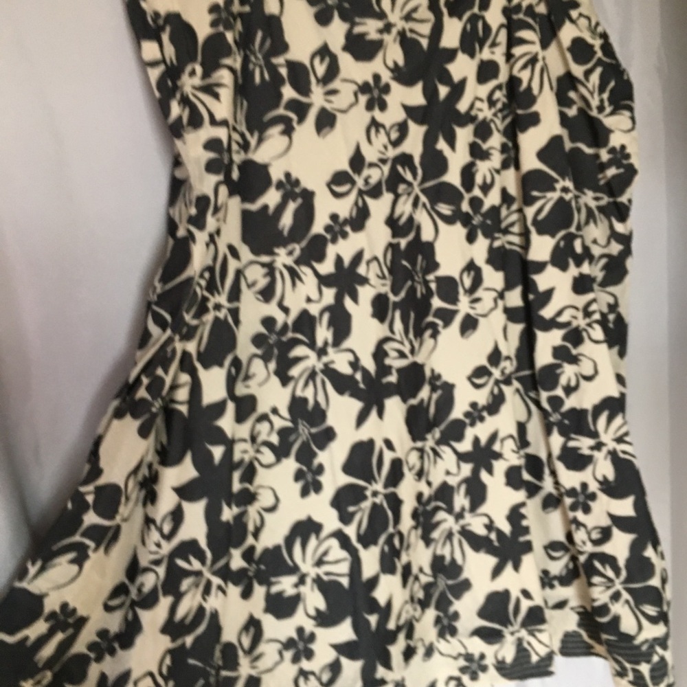 Skirt beige and black flower print